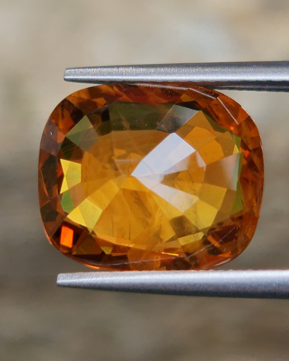 พลอย บุษราคัม Yellow Sapphire 9.18 กะรัต (Cts.) พร้อมใบเซอร์ พลอยแท้ อัญมณีมงคลประจําวันเกิด เครื่องประดับพลอย