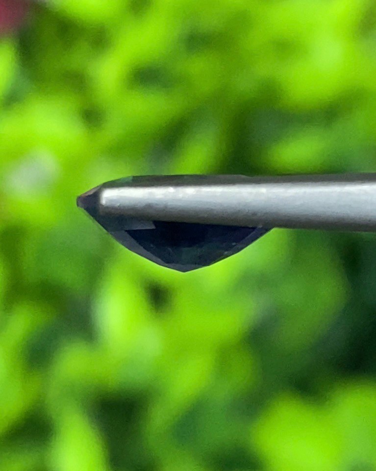 พลอย ไพลิน Blue Sapphire 3.24 กะรัต (Cts.) ดิบ (Unheated ) พร้อมใบเซอร์ พลอยแท้ อัญมณีมงคลประจําวันเกิด เครื่องประดับพลอย