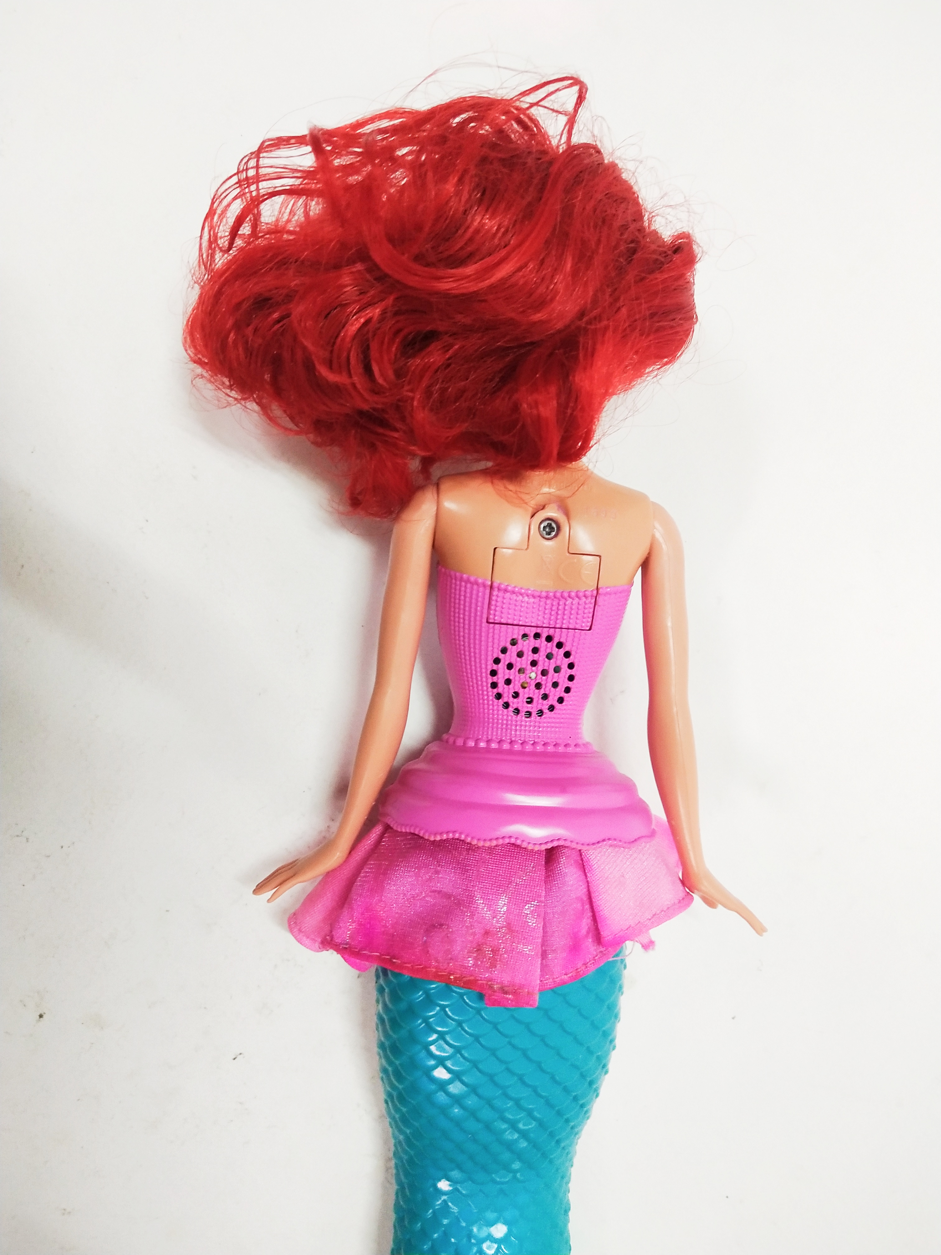 ตุ๊กตาบาร์บี้เจ้าหญิงเงือกน้อยแอเรียล ของแท้ Mattel สามารถเปลี่ยนจากหางเป็นกระโปรงได้ ด้วยการค่อยๆดึงกระโปรงลงมา จนมีความยาวตามภาพแล้วจะได้เจ้าหญิง และเมื่อต้องการกลับเป็นเงือกน้อยก็ให้ค่อยๆดึงส่วนของหาง ที่อยู่ใต้กระโปรงลงมาส่วนของกระโปรงจะกลับขึ้นไปจนได