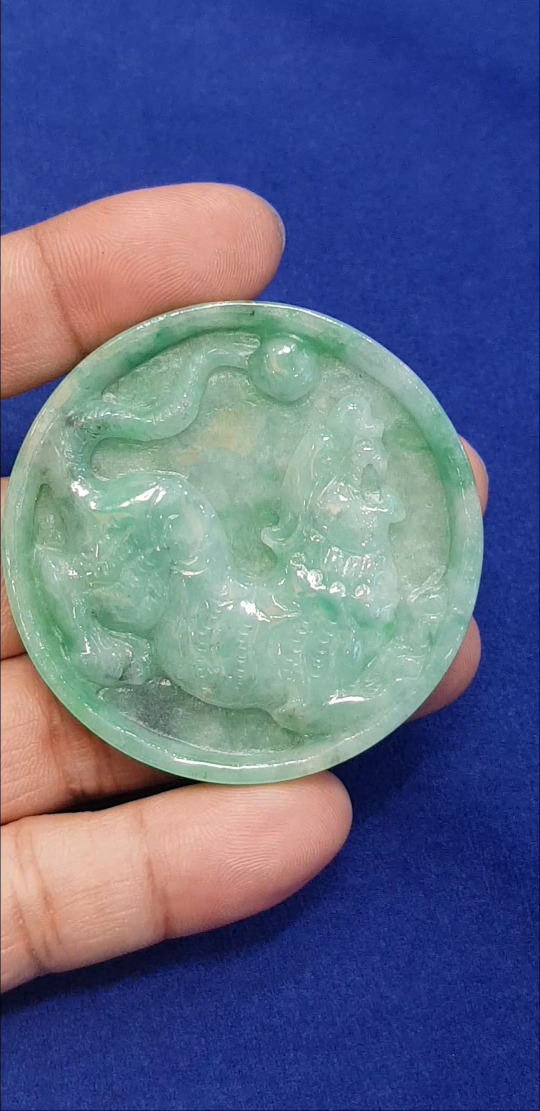 หยก พม่า แท้ Jade จี้หยก 3 สี แกะสลักรูปพญาเสือ (jadeite) ดิบ ไม่ผ่านการปรับปรุง (Type A) พม่า (Myanmar)