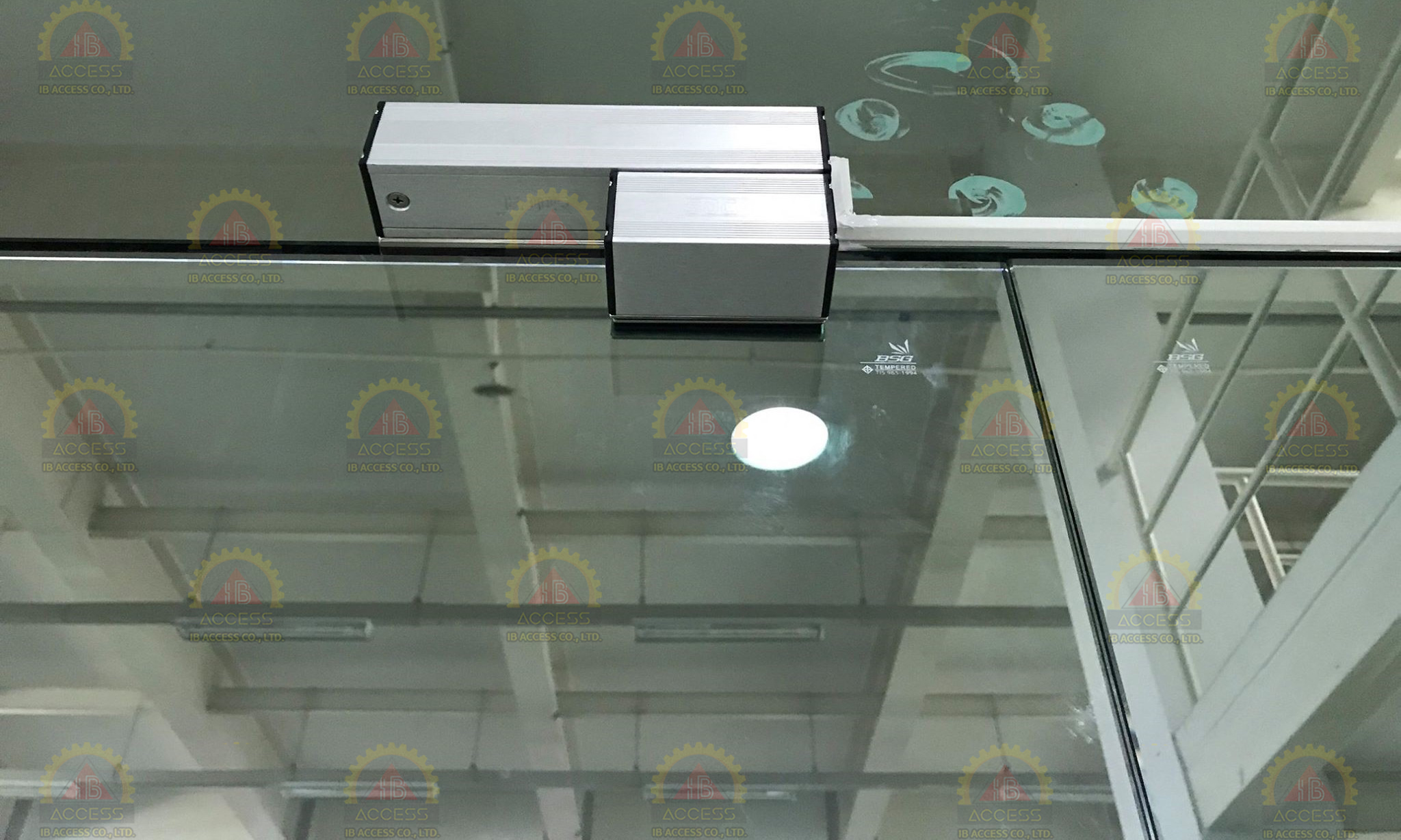 Surface Mount Bracket สำหรับประตูกระจกบานเปลือยบน + ล่าง ยี่ห้อ SOCA รุ่น BR-100S