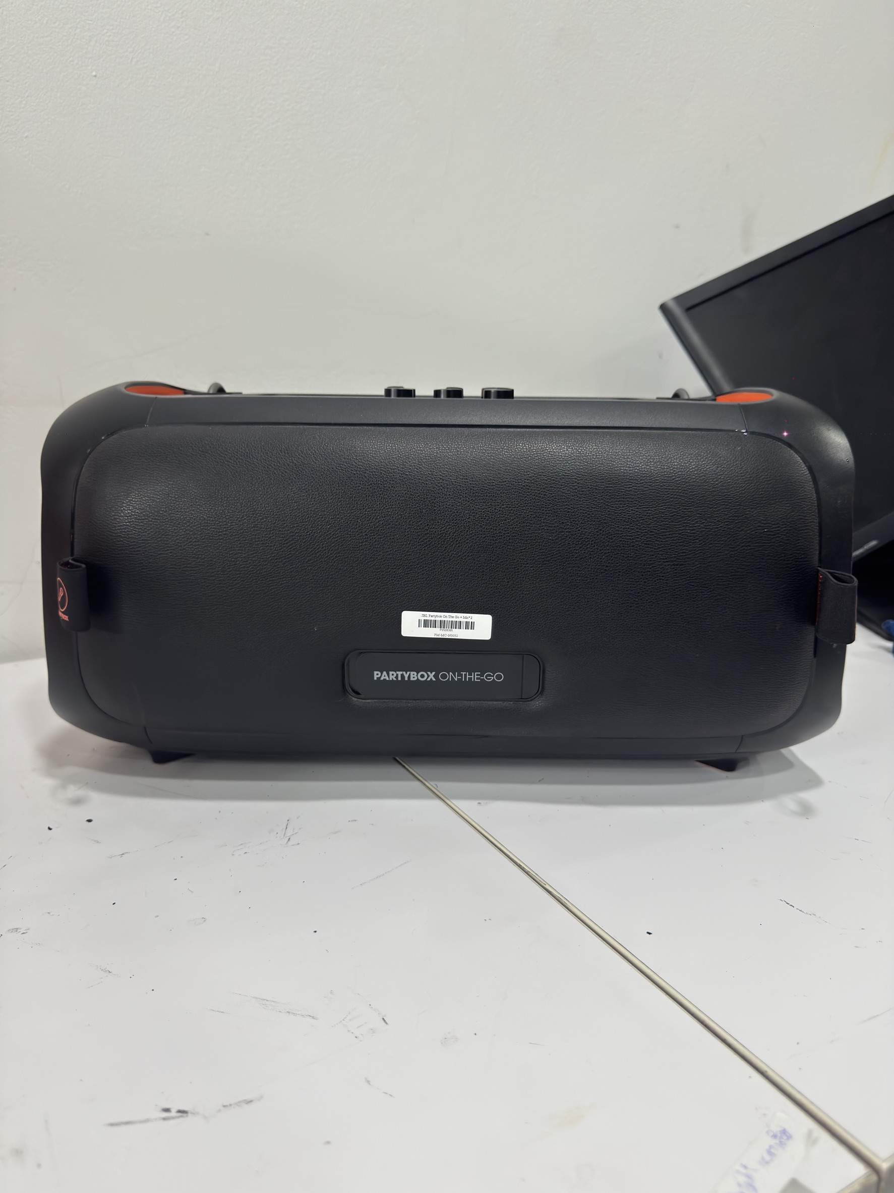 JBL Partybox On The Go + Mic*2 ***ไมค์มีรอยแตกหักที่กดไมค์ไม่ดี กดติดบ้างไม่ติดบ้าง ****ตัวเครื่องใช้ได้ปกติ