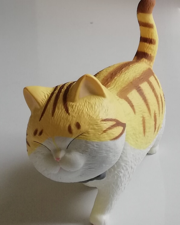 โมเดล "แมวอ้วน Cat Bells" ตัวเหลืองลายน้ำตาล ท้องขาว ขนาดตามภาพ วัสดุ :พลาสติก