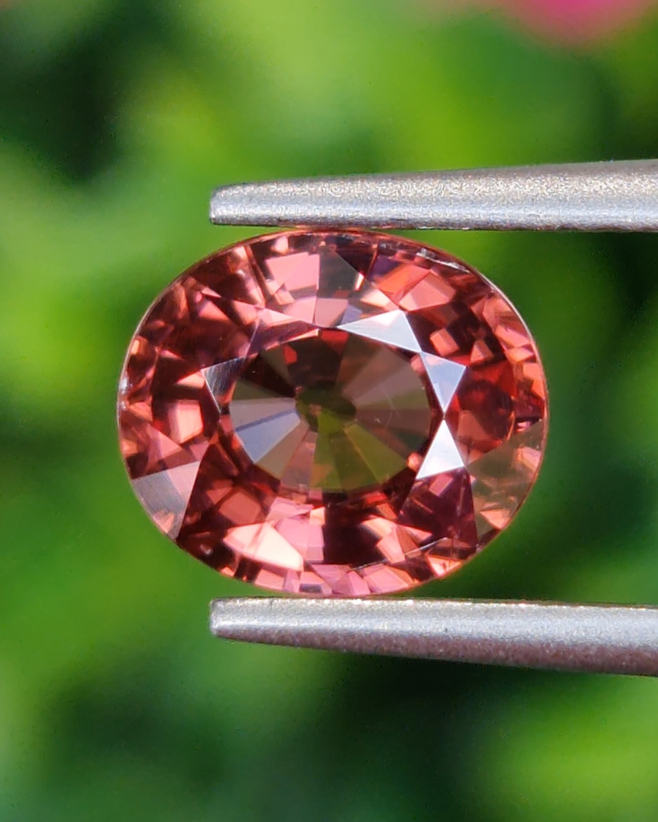 พลอย เพทาย Natural Zircon 2.46 กะรัต (Cts.) พลอยแท้ อัญมณีมงคลประจําวันเกิด เครื่องประดับพลอย
