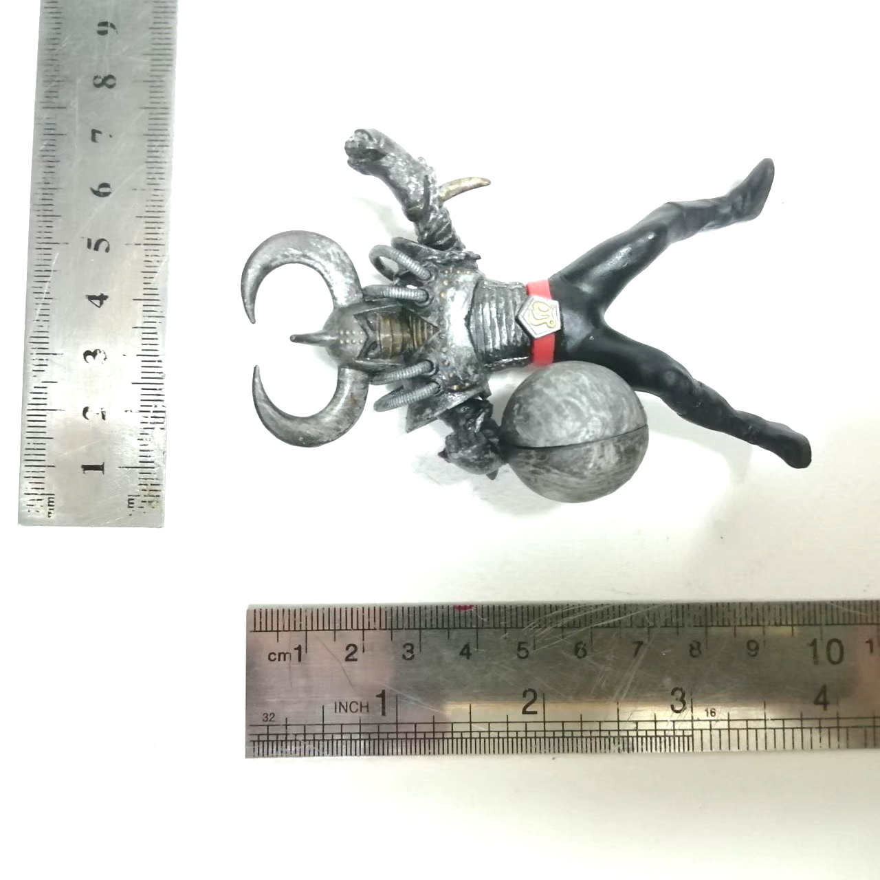 ขนาด3นิ้วกาชาปองเทตซึซัมโบ ***อาจมีรอยกาวบางส่วนไม่มีฐานน้ำแข็ง (เสนาธิการเหล็กกล้า)หนึ่งในขุนพลองค์การเดลเซอร์จากไรเดอร์สตรองเกอร์ ขนาดตามรูป มือสองของครบค่อนข้างหายาก