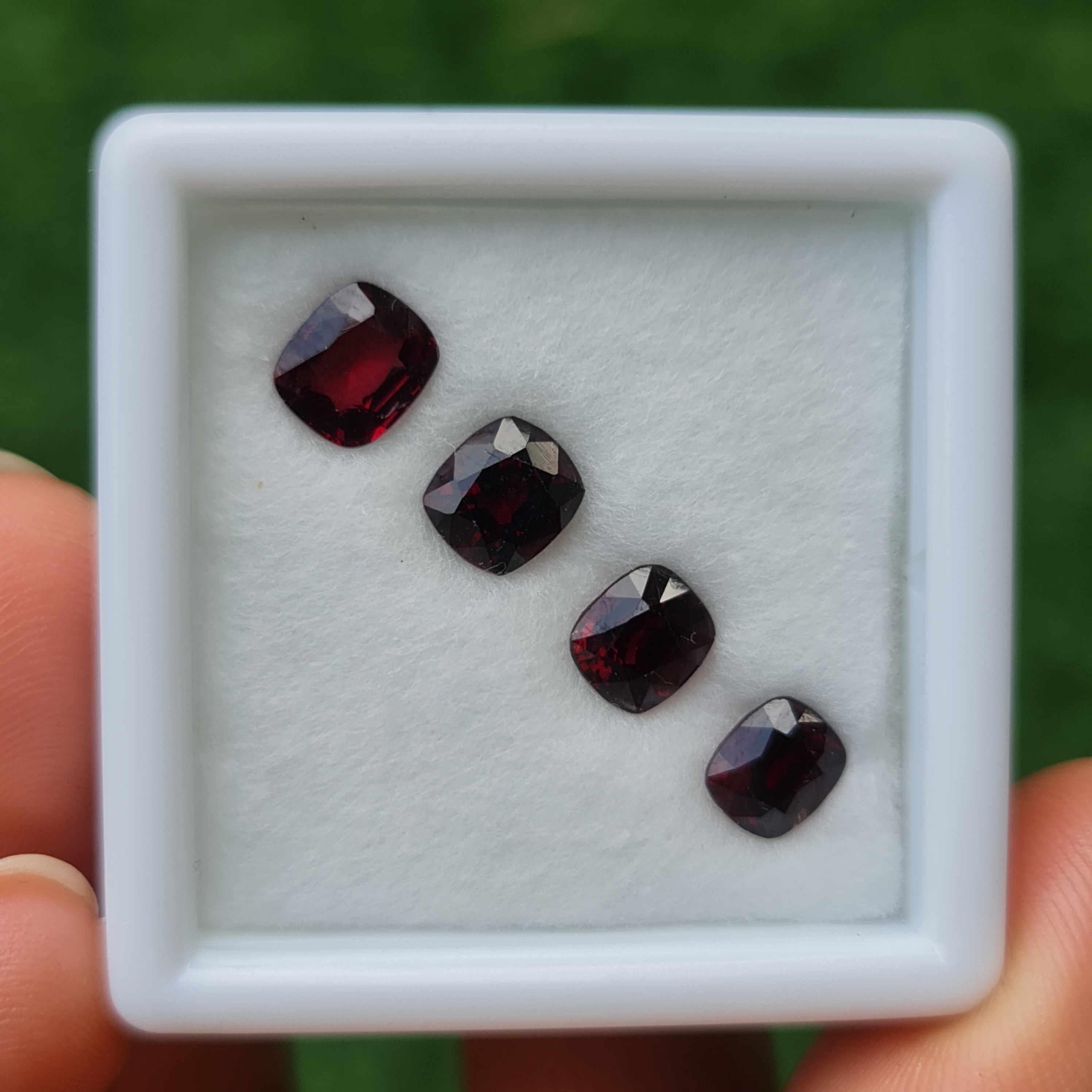พลอย สปิเนล (Spinel) 4.51 กะรัต (Cts.) 4 เม็ด พลอยแท้ อัญมณีมงคลประจําวันเกิด เครื่องประดับพลอย