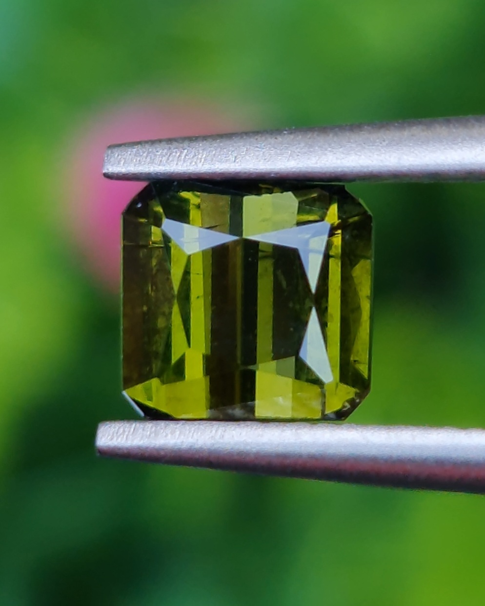 พลอย กรีน ทัวร์มารีน (Green Tourmaline) 0.96 กะรัต (Cts.) อัญมณีมงคลประจําวันเกิด เครื่องประดับพลอย