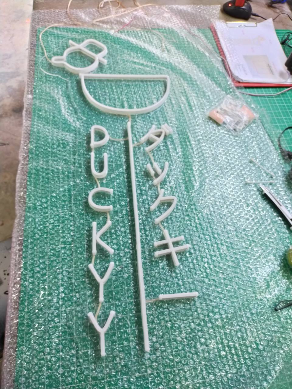 ป้ายไฟนีออน LED แสงสีเหลือง