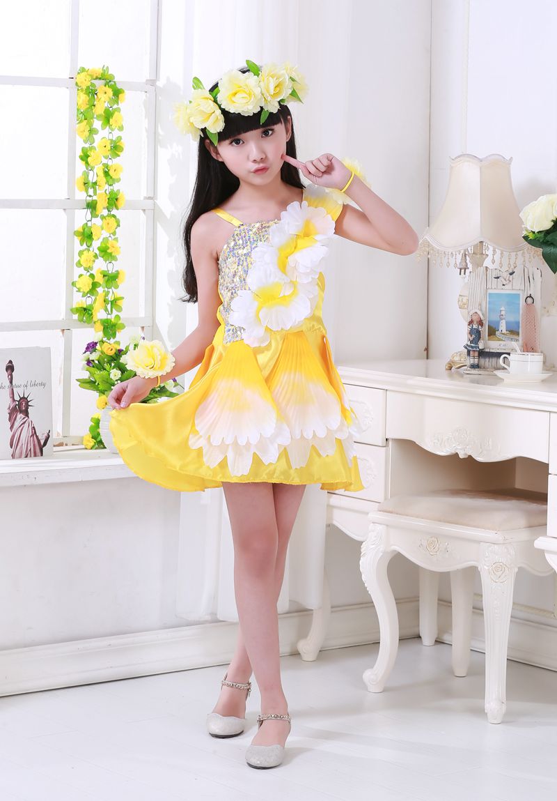 Pre-order ชุดแฟนซี ชุดแสดง ชุดกระโปรง สายเดี่ยว เกาะอก แต่งดอกไม้สามมิติ กระโปรงแต่งด้วยกลีบดอกไม้