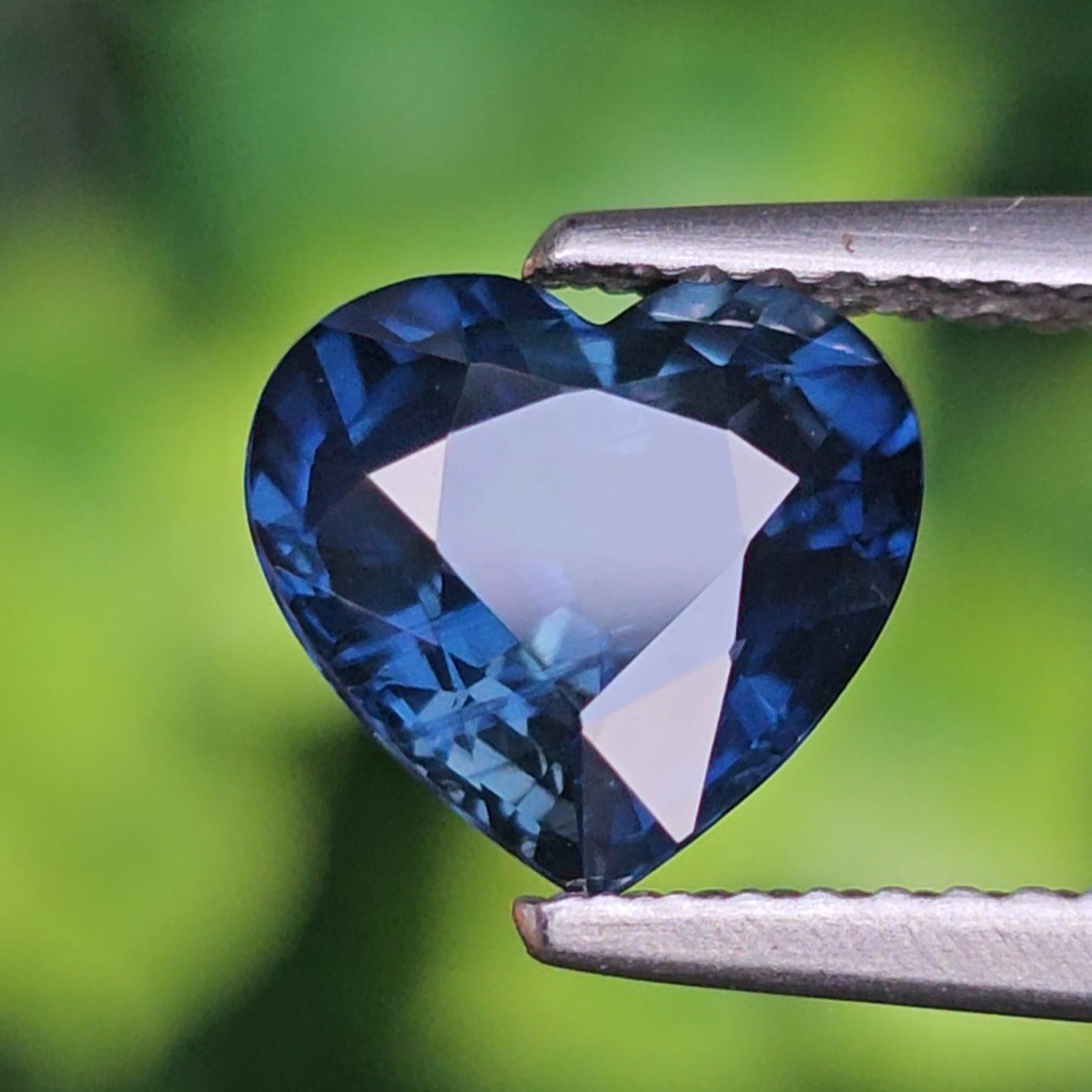 พลอย ไพลิน (Blue Sapphire) 2.21 กะรัต (Cts.) พลอยแท้ อัญมณีมงคลประจําวันเกิด เครื่องประดับพลอย