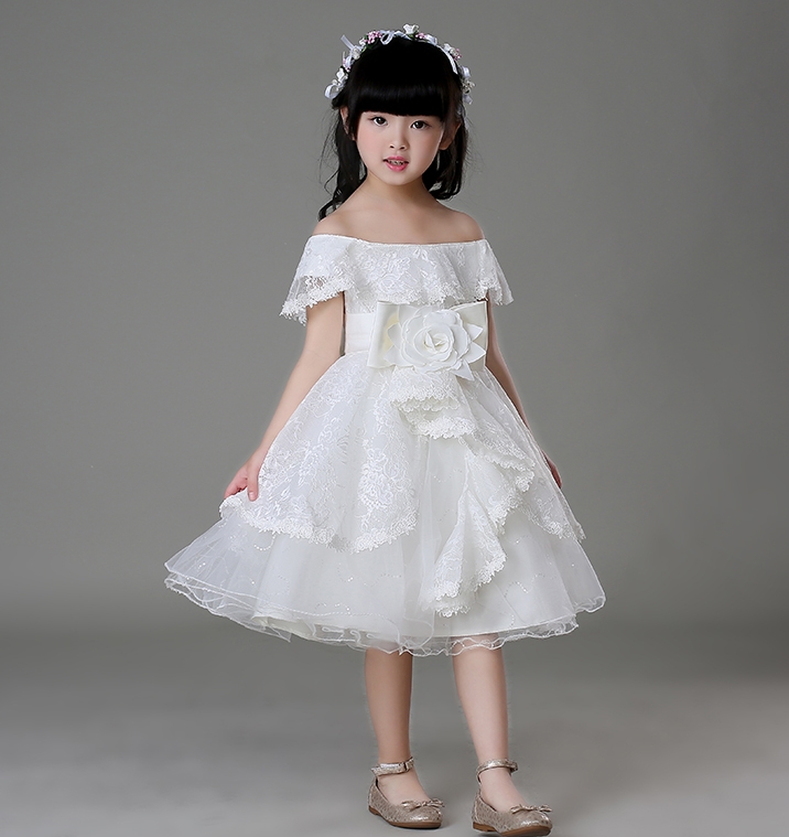 Pre-order ชุดราตรีเด็ก ชุดออกงาน ชุดกระโปรงสไตล์เจ้าหญิง แบบไหล่ปาด มีระบายช่วงอก แต่งดอกแต่งโบว์คาดเอว กระโปรงตาข่ายเป็นชั้น ๆ ซิปหลัง