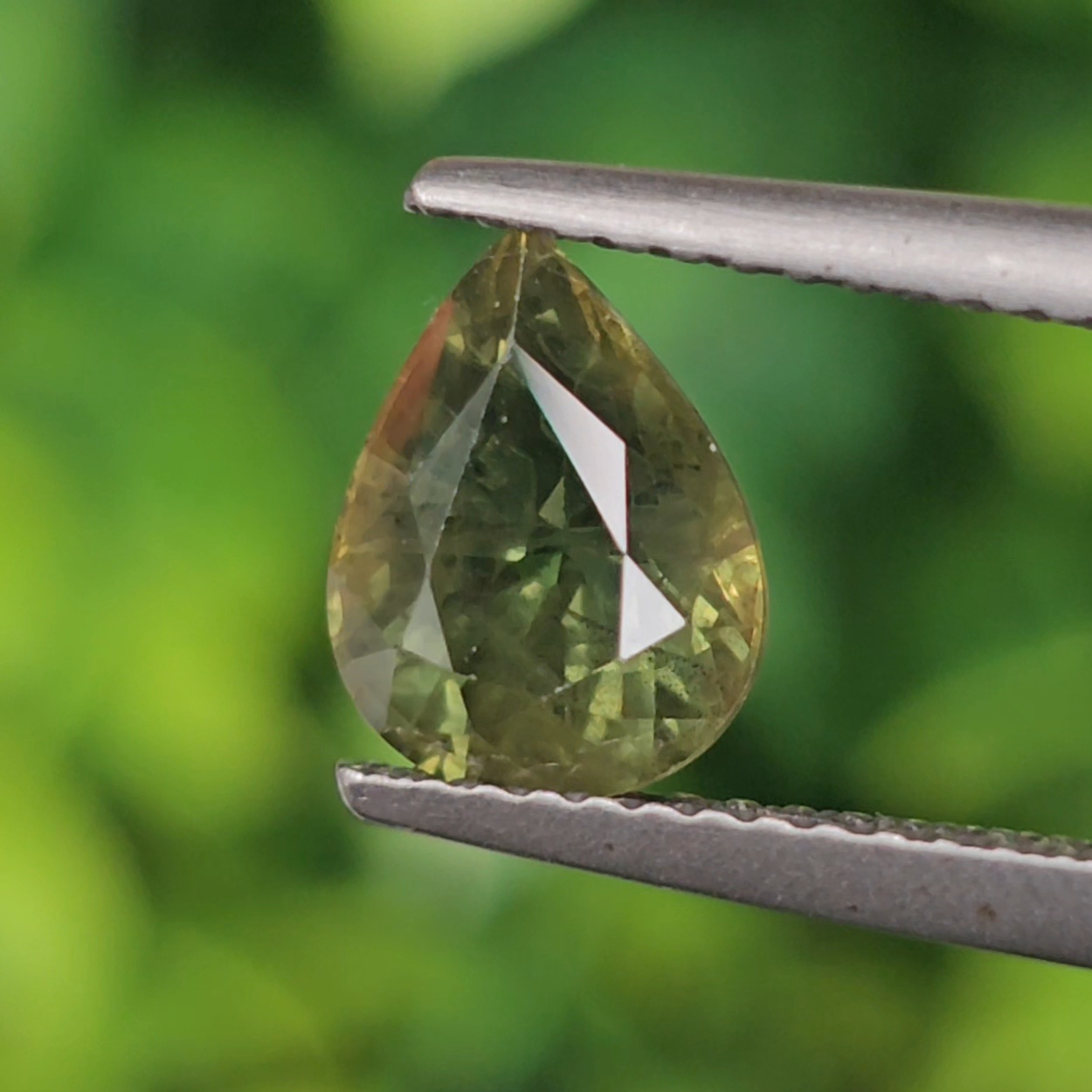 พลอย เขียวส่อง Green Sapphire 2.00 กะรัต (Cts.) พลอยแท้ อัญมณีมงคลประจําวันเกิด เครื่องประดับพลอย