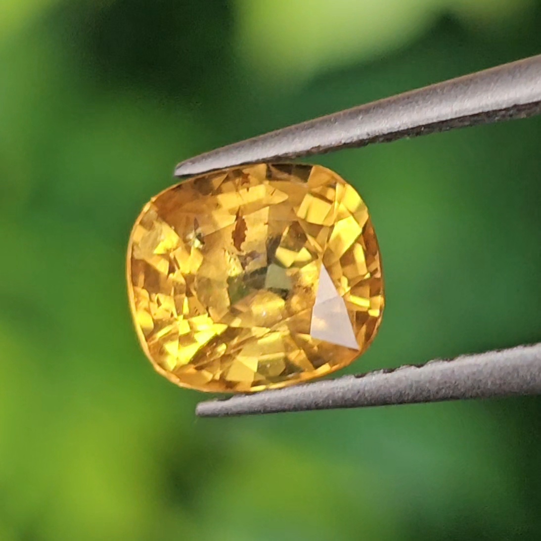 พลอย บุษราคัม yellow sapphire 0.86 กะรัต (Cts.) พลอยแท้ อัญมณีมงคลประจําวันเกิด เครื่องประดับพลอย