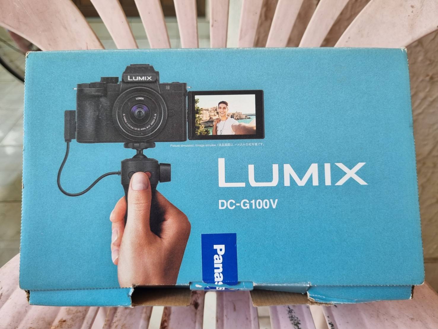 lumix dc-g100 มีขาตั้ง มีสายชาตร์ มีแบต มุมกล่องมีรอยนิดหน่อย