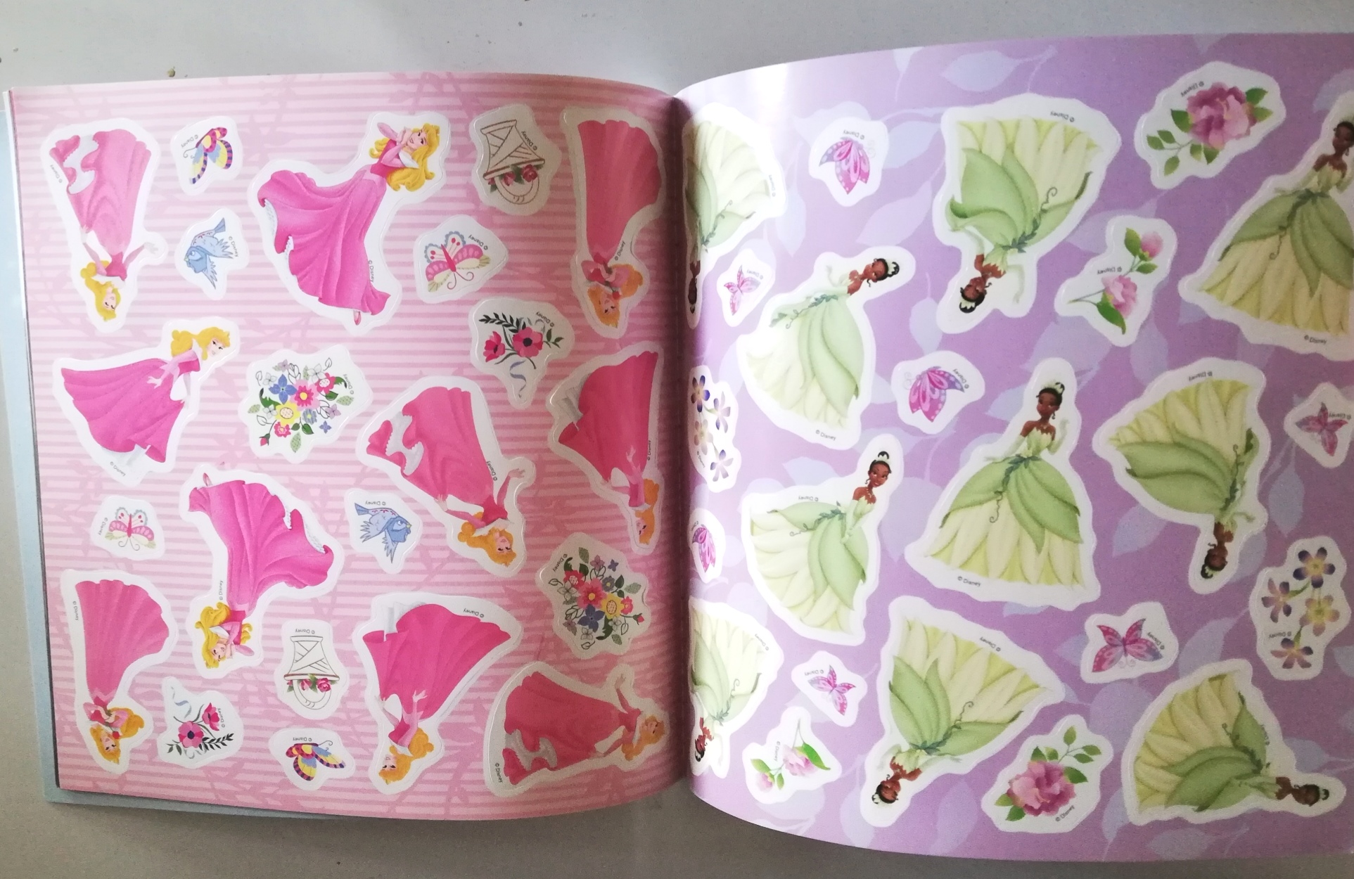 หนังสือนิทานฉบับภาษาอังกฤษ จาก วอลท์ดิสนีย์ แบบ 2 เรื่องใน 1 เล่ม ,เจ้าหญิงกบ เทียน่าและเพื่อนหมาขนฟู กับสติ๊กเกอร์มากกว่า50แบบ , PRINCESS Tiana and Her Furry Friend 2Books in 1! Over 50 Stickers! ด้านหลังㆍPRINCESS Aurora and the Helpful Dragon พร้อมสติ๊ก