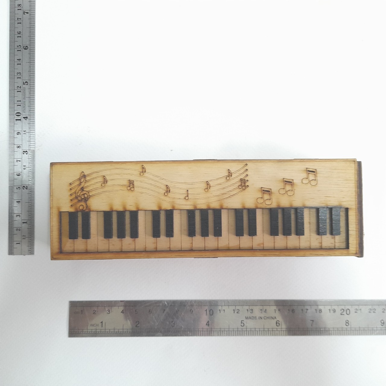 กล่องไม้รูปเปียนโน ขนาดตามรูป งานไม้เก่าเก็บ มือสองสภาพดีมีรอยบ้าง