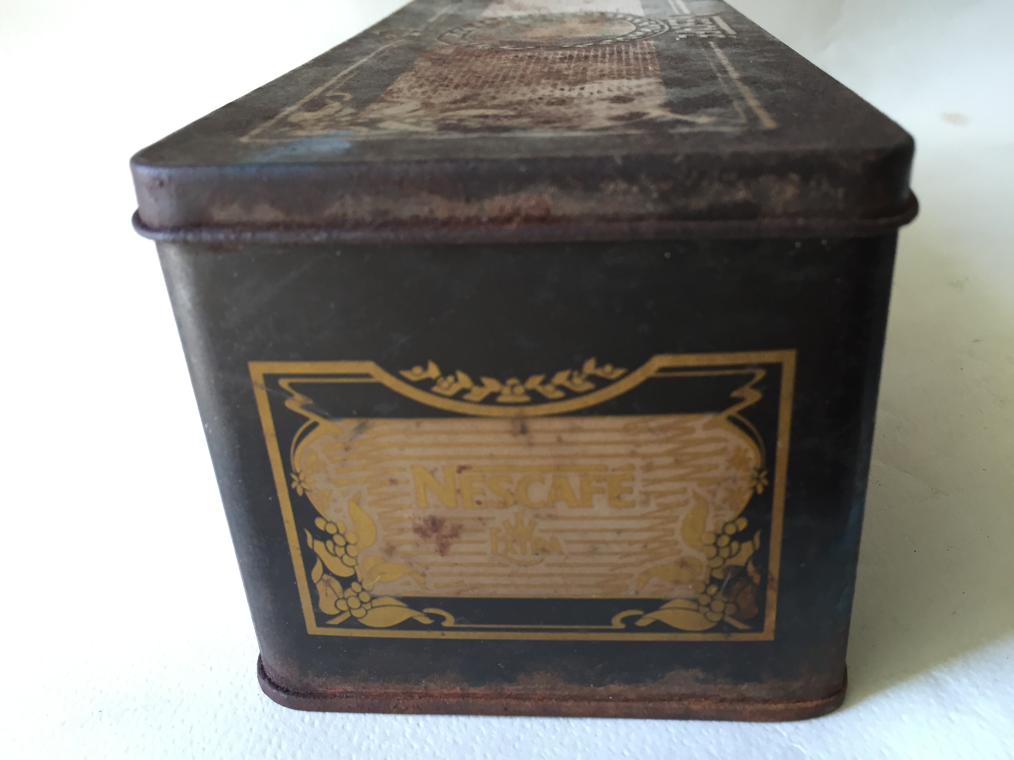 ของสะสม กล่องสังกะสี **มีคราบสนิมทั้งใบตามภาพ (กล่องโลหะ) กล่องเนสกาแฟเก่า "NESCAFE EXTRA กาแฟสำเร็จรูป 100%". **กรุณาเลือก 1 หรือ 2