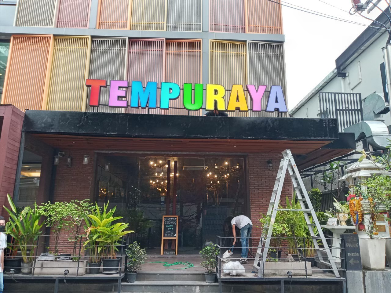 ป้ายกล่องไฟออกหน้าตัวอักษร TEMPURAYA