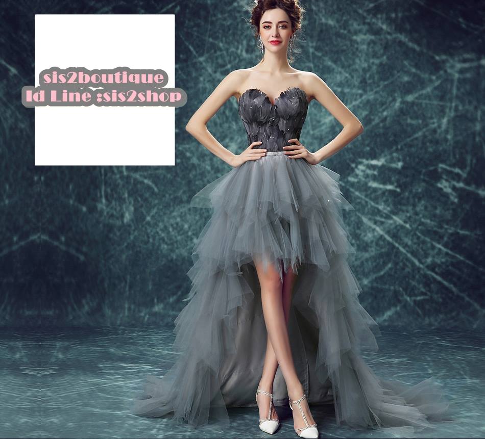 Pre-order ชุดแฟนซี ชุดราตรีสั้น สีดำเทา เกาะอก หน้าสั้นหลังยาว แต่งขนนกช่วงอก กระโปรงเป็นชั้น ๆ เชือกผูกหลัง