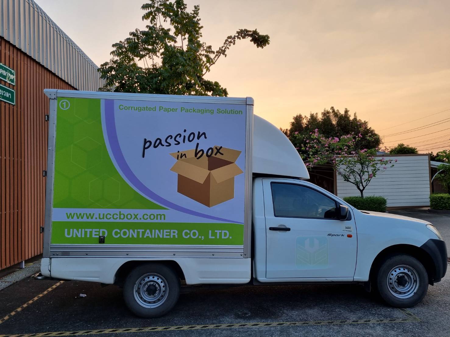 งานติดตั้งติดสติ๊กเกอร์รถกระบะตู้ทึบ