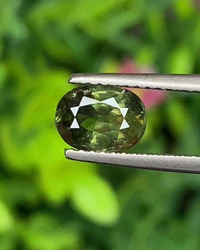 พลอย เขียวส่อง Green Sapphire 1.46 กะรัต (Cts.) ดิบ (Unheated) พลอยแท้ อัญมณีมงคลประจําวันเกิด เครื่องประดับพลอย