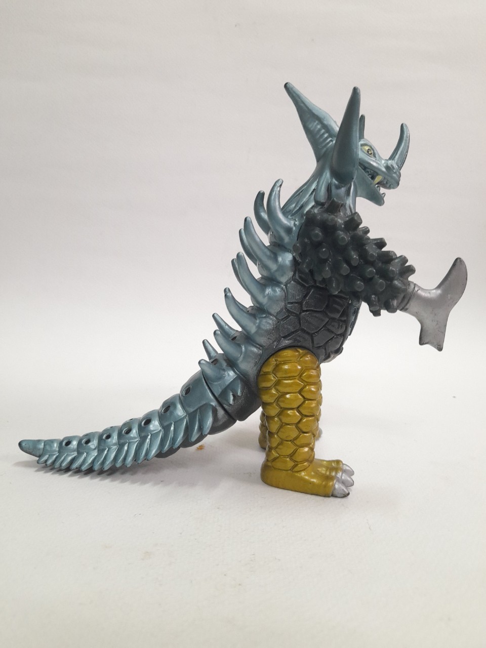 ซอฟ 6..5นิ้ว สัตว์ประหลาดไทแร้นต์ จากอุลตร้าแมนทาโร่ มือสอง สภาพดี มีรอยบ้าง มีปั๊มใต้เท้า