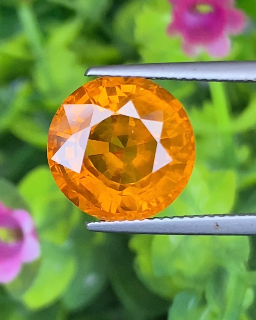 พลอย บุษราคัม (yellow sapphire) 10.23 กะรัต พร้อมใบเซอร์ พลอยแท้ อัญมณีมงคลประจําวันเกิด เครื่องประดับพลอย