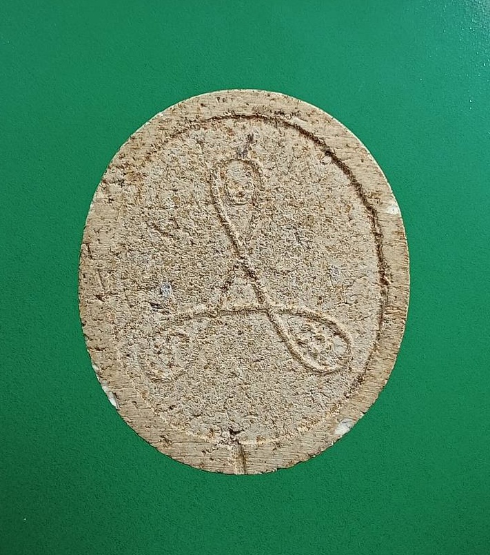 ผ2970 พระผงรูปเหมือน หลังยันต์ใบพัด ไม่ทราบที่