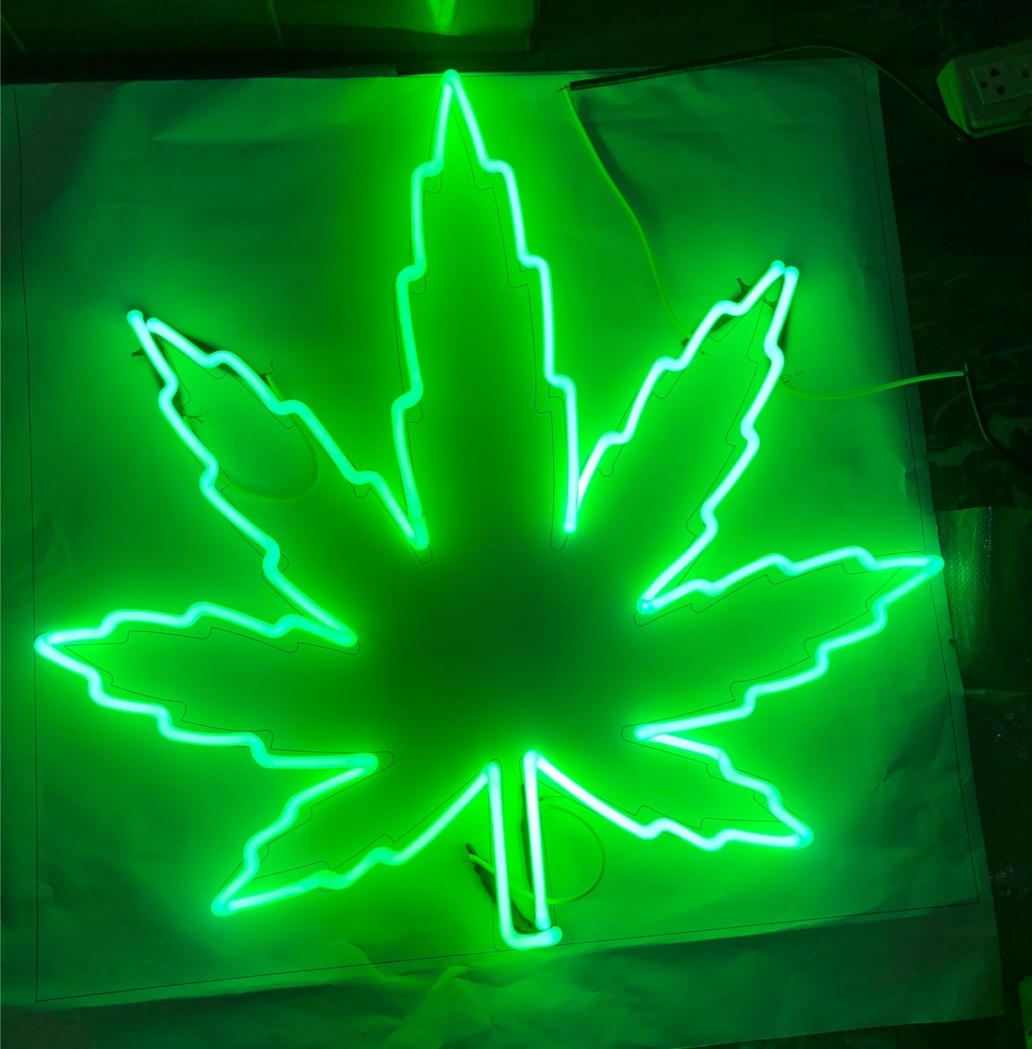 ป้ายไฟนีออนแก้วดัดรูปใบกัญชา แสงสีเขียว ขนาด 60 cm