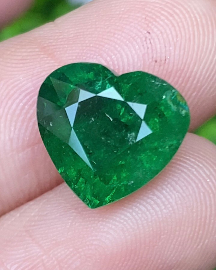 พลอย ซาโวไรท์ Tsavorite Garnet 6.99 กะรัต (Cts.) ดิบ Unheated พร้อมใบเซอร์ พลอยแท้ อัญมณีมงคลประจําวันเกิด เครื่องประดับพลอย