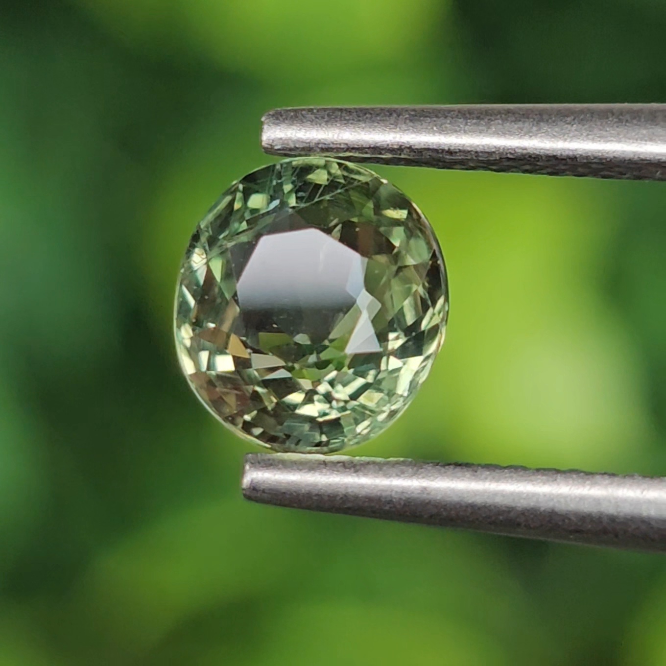 พลอย เขียวส่อง Green Sapphire 0.85 กะรัต (Cts.) ดิบ (Unheated) พลอยแท้ อัญมณีมงคลประจําวันเกิด เครื่องประดับพลอย