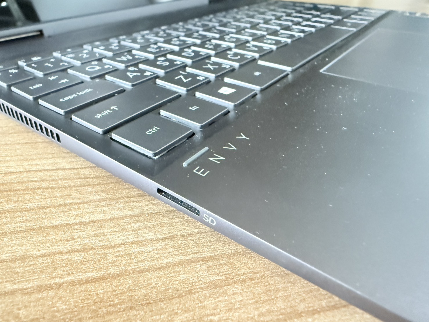 NOTEBOOK HP Envy x360 (Ryzen5 2500U/8GB/M.2 256GB) + Adapter จอ Bright เล็กน้อย มุมเครื่องกรอบจอบุบ