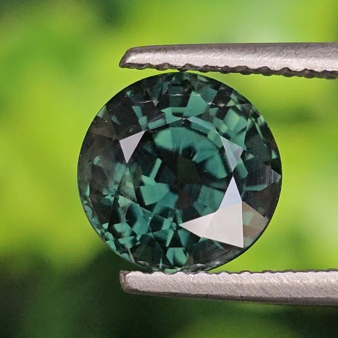 พลอย เขียวส่อง (Green Sapphire) 2.98 กะรัต (Cts.) พลอยแท้ อัญมณีมงคลประจําวันเกิด เครื่องประดับพลอย