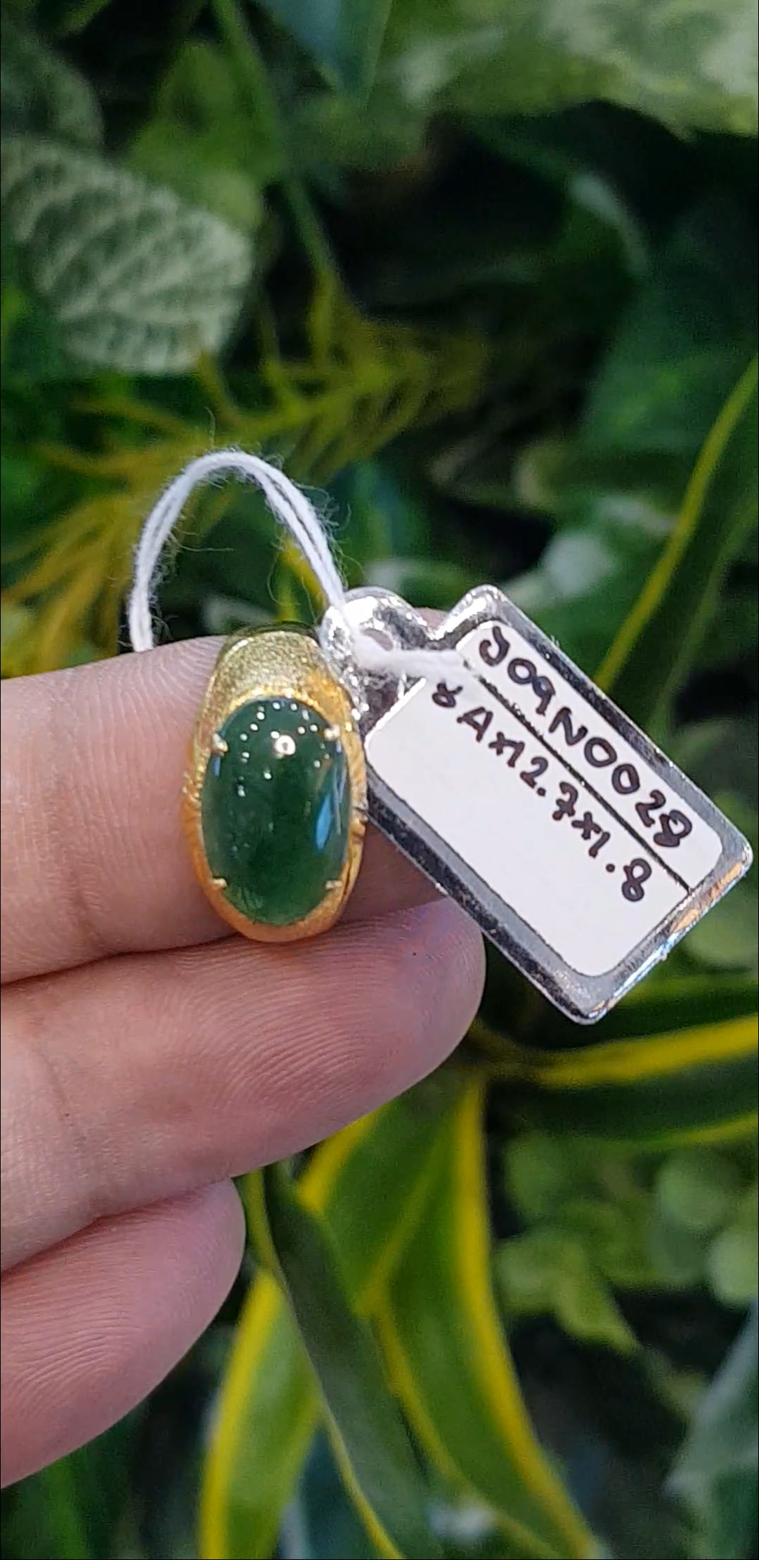 หยก พม่า แท้ Jade แหวนหยก 翡翠戒指 (Jadeite ring) 1.56 กะรัต (Cts.) Size 54 ดิบ ไม่ผ่านการปรับปรุง (Type A) พม่า (Myanmar)
