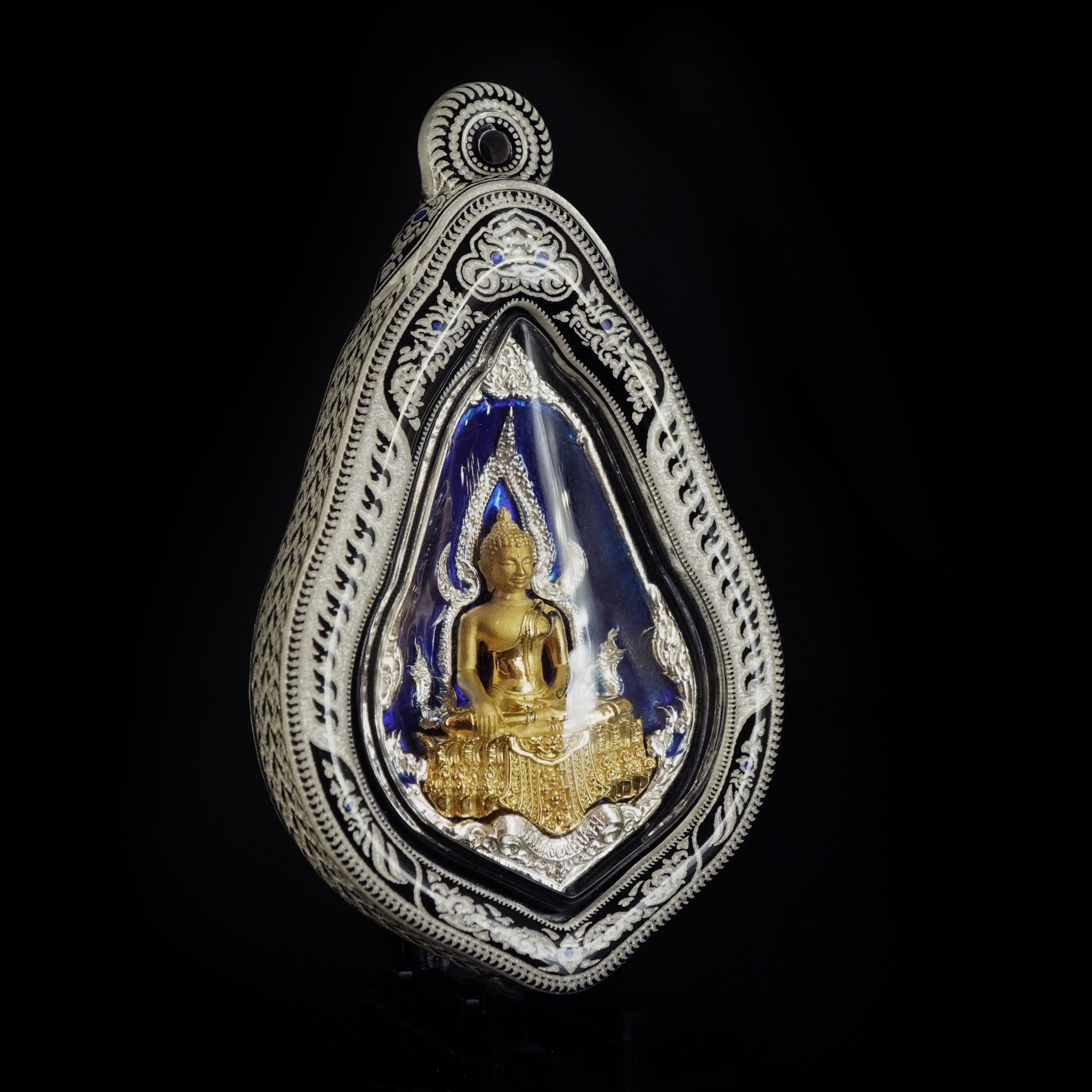 บริการเลี่ยมแบบมีลายขอบข้าง No.B สีขาว (แบบห้อยคอ ขนาดพระไม่เกิน 5 เซนติเมตร) ** ลูกค้าส่งงานมาเลี่ยมที่ร้าน ระยะเวลาเลี่ยมประมาณ 3-5 วัน ไม่รวมระยะเวลาจัดส่ง **