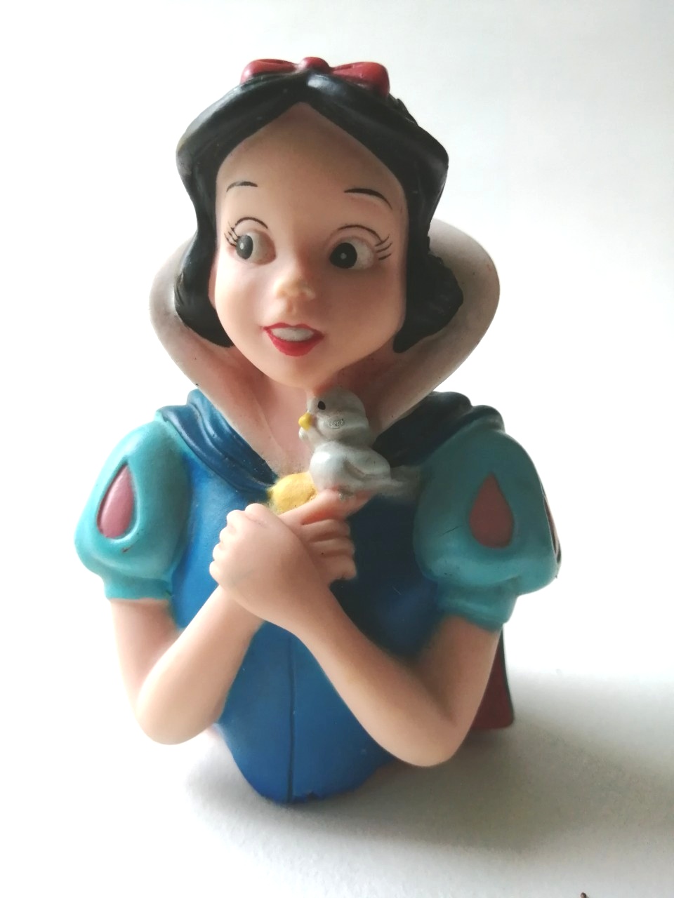 Disney Princess Snow White, bottle cap ของสะสมเจ้าหญิงสโนส์ไวท์ บรัชครึ่งตัวสโนว์ไวท์อุ้มนกสีขาว เป็นฝาขวดแชมพู รุ่นเก่าหน้าการ์ตูน ***งานเก่า มีตำหนิ ตามภาพ