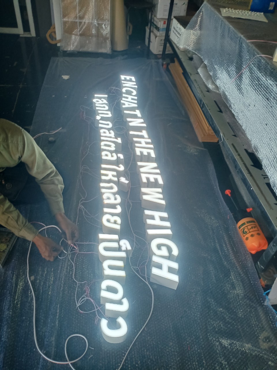 ป้ายอักษรไฟออกหน้า " GIORNO "