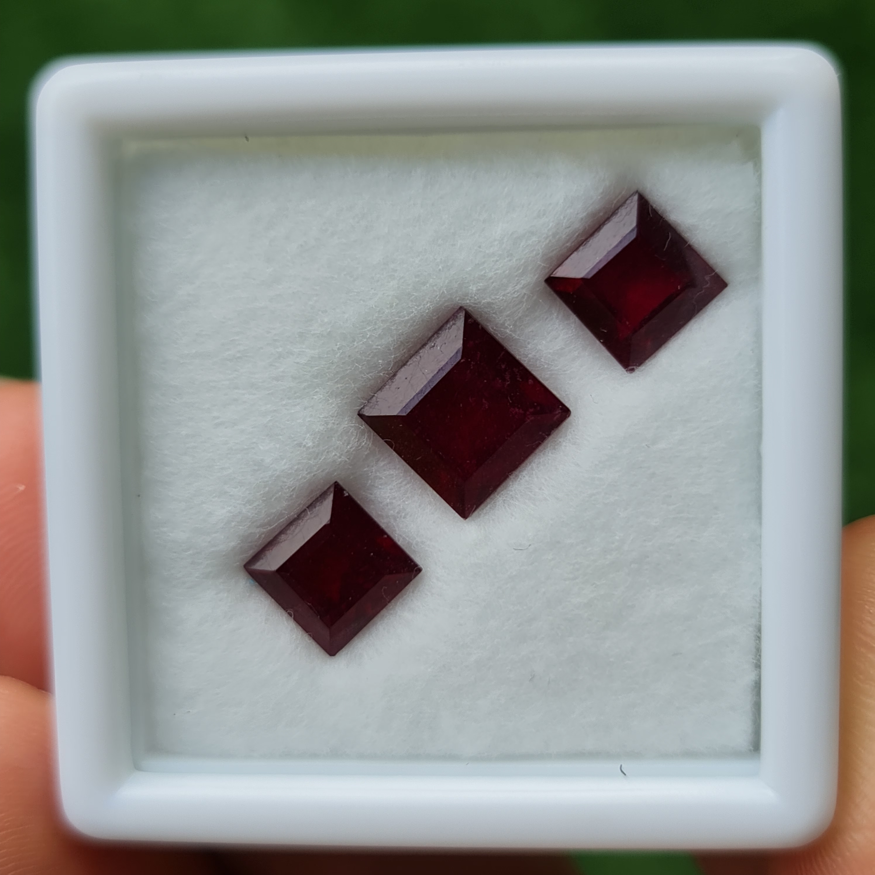 พลอย ทับทิม Ruby sapphire 3 เม็ด 7.40 กะรัต (Cts.) พลอยแท้ อัญมณีมงคลประจําวันเกิด เครื่องประดับพลอย