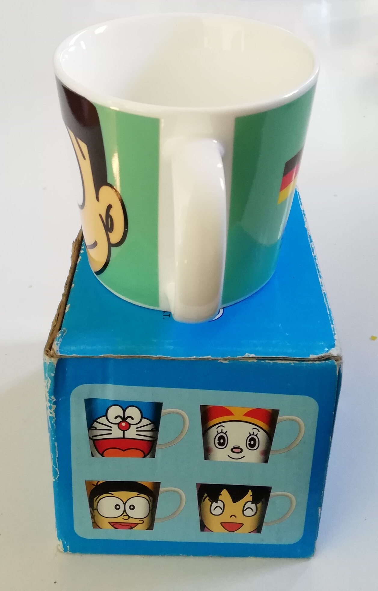 แก้วน้ำเซรามิก ลายสึเนโอะ ชุด โดราเอม่อน ฟุตบอลคลับ โดเรม่อน ของสะสมแลกซื้อจากเทสโก้โลตัส **กล่องมีตำหนิ โปรดตรวจสอบทุกภาพ