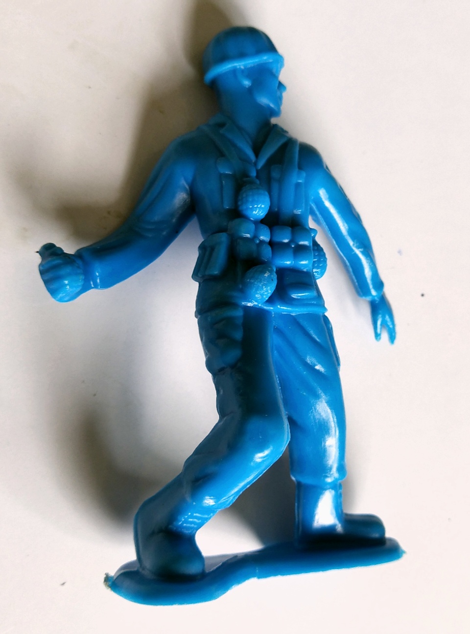 ของสะสม โมเดลพลาสติก ตุ๊กตาทหารยืนทำท่าปาระเบิด สีฟ้า จาก Greenerier International Inc.
