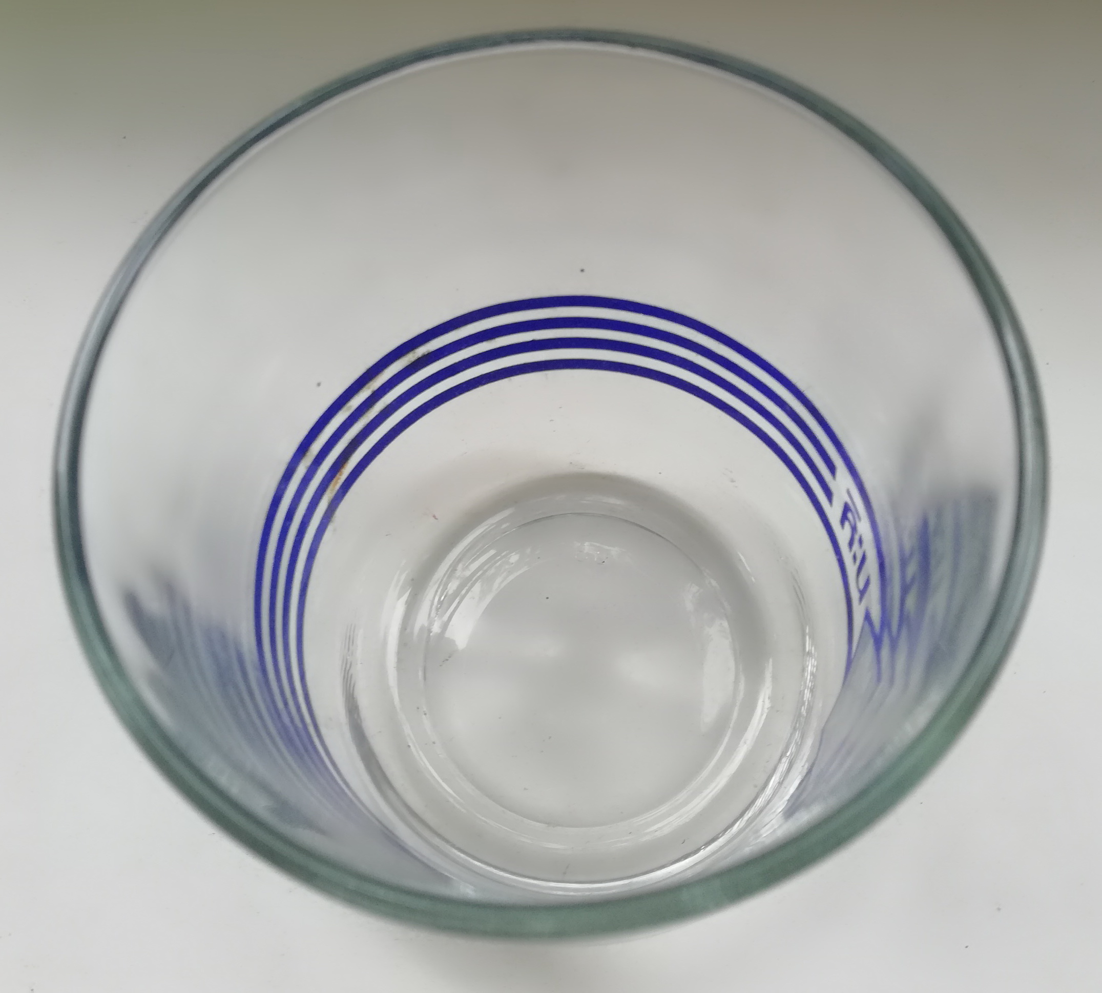 ของเก่าสะสม แก้วน้ำของสะสมจากนมตรามะลิ พิมพ์ลายเส้นสีน้ำเงินและโลกโก้นมรามะลิที่ด้านล่างของแก้ว เส้นผ่าศุนย์กลางประมาณ 7.5 cm. ความสูงประมาณ 8 cm.