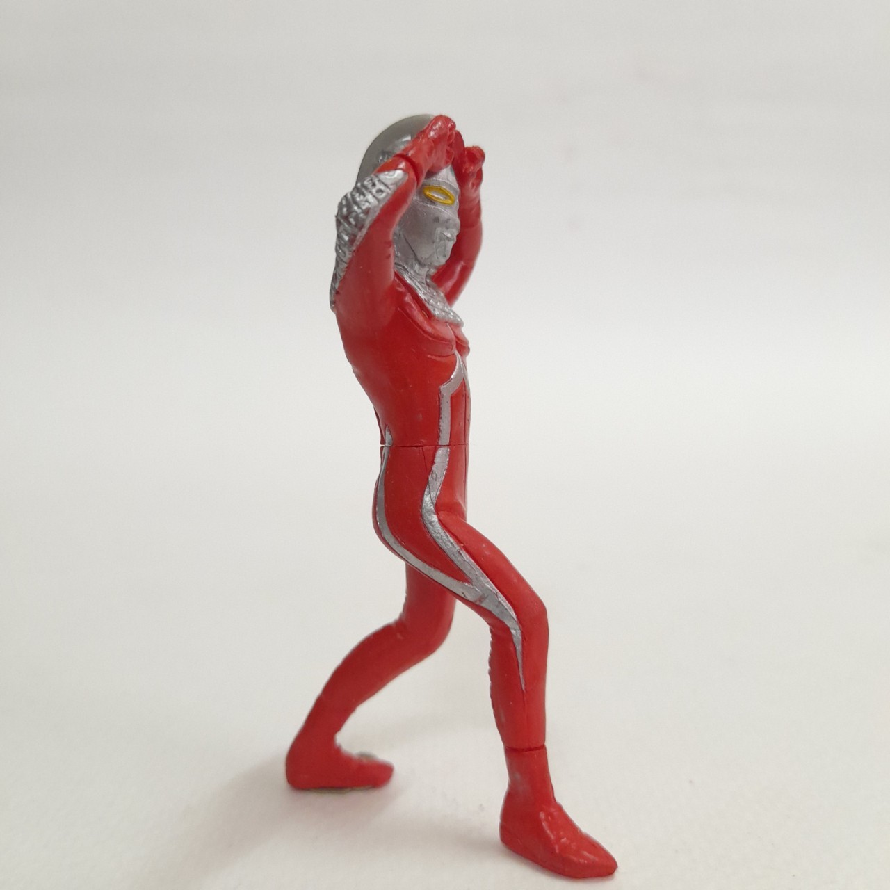 กาชาปอง อุลตร้าเซเว่น ท่าปล่อยลำแสง เอเมเรี่ยม ขนาดตามรูป มือสองของครบสภาพดี ไม่มีฐานน้ำแข็ง