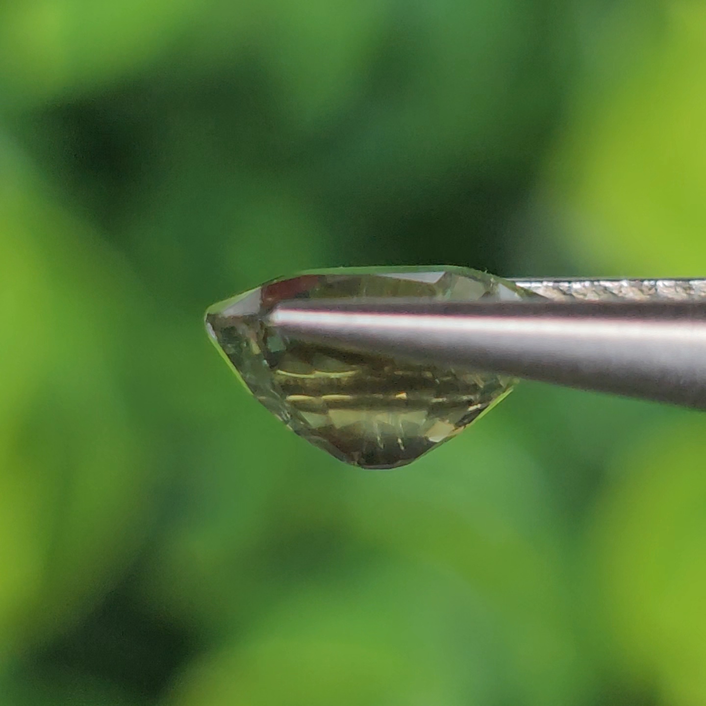 พลอย เขียวส่อง Green Sapphire 1.43 กะรัต (Cts.) ดิบ Unheated พลอยแท้ อัญมณีมงคลประจําวันเกิด เครื่องประดับพลอย