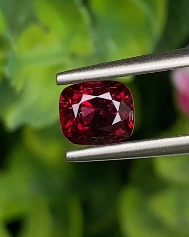 พลอย สปิเนล (Spinel) 0.87 กะรัต (Cts.) ดิบ (Unheated) พลอยแท้ อัญมณีมงคลประจําวันเกิด เครื่องประดับพลอย