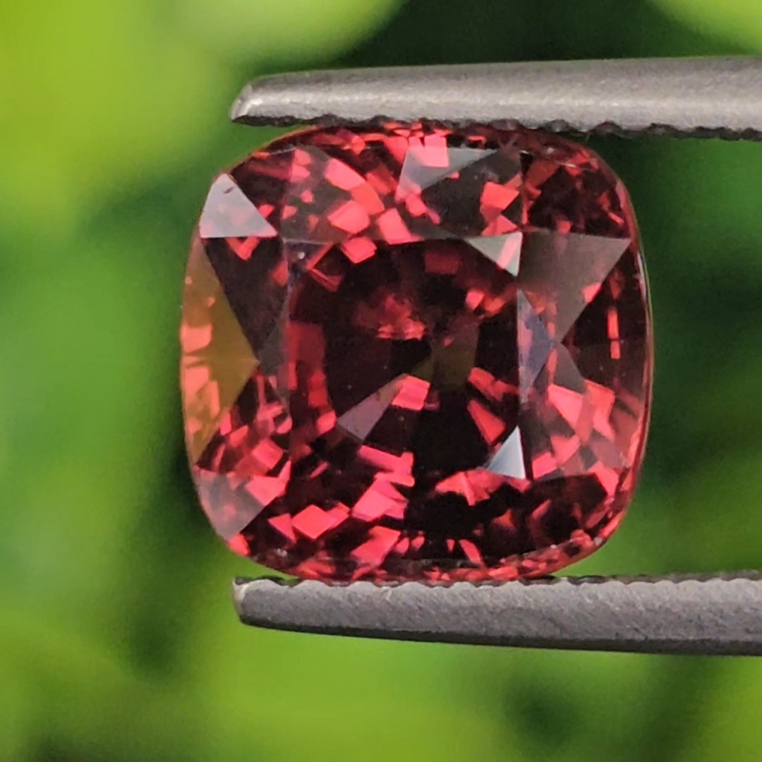พลอย เพทาย Natural Zircon 4.55 Cts.พร้อมใบเซอร์ พลอยแท้ อัญมณีมงคลประจําวันเกิด เครื่องประดับพลอย