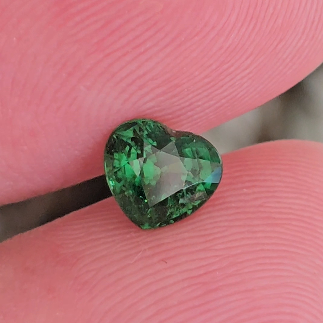 พลอย ซาโวไรท์ Tsavorite Garnet 1.16 กะรัต (Cts.) ดิบ Unheated พร้อมใบเซอร์ อัญมณีมงคลประจําวันเกิด เครื่องประดับพลอย