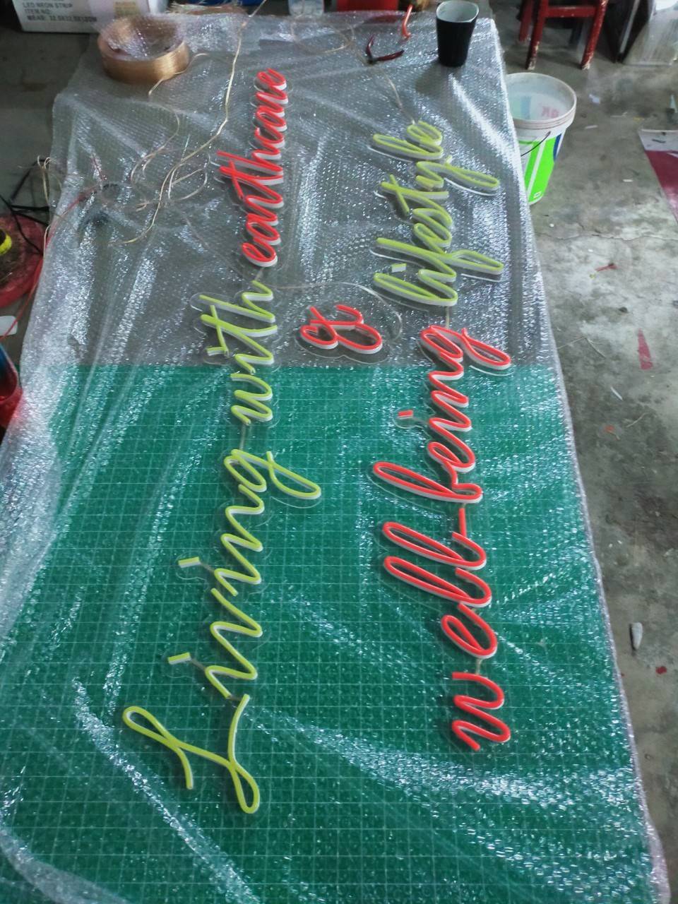 ป้ายไฟนีออนดัด แสงสีแดง&สีเหลือง วางบนอะคริลิคใส