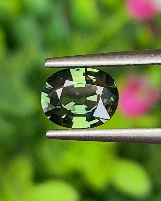 พลอย เขียวส่อง Green Sapphire ดิบ (Unheated) 1.07 กะรัต (Cts.) พลอยแท้ อัญมณีมงคลประจําวันเกิด เครื่องประดับพลอย