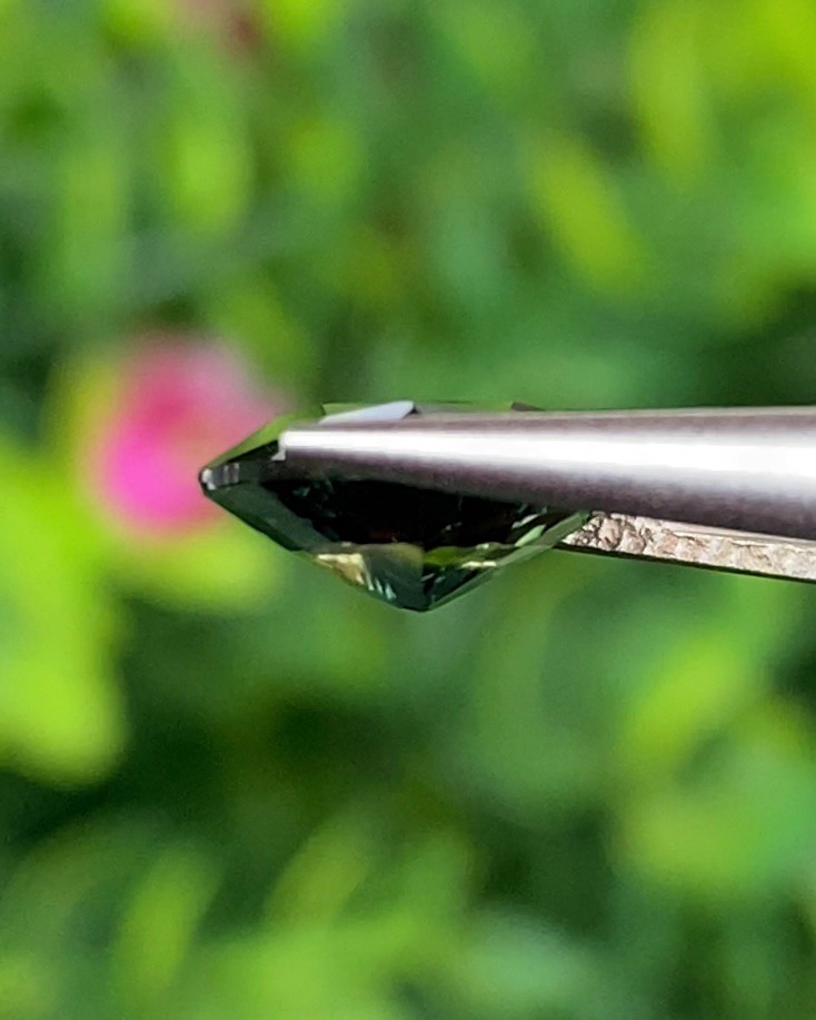 พลอย แซฟไฟร์ 3 สี Tricolor Sapphire 2.07 กะรัต (Cts.) ดิบ Unheated พร้อมใบเซอร์ พลอยแท้ อัญมณีมงคลประจําวันเกิด เครื่องประดับพลอย