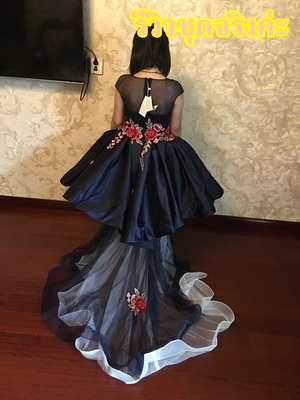 Pre-order ชุดราตรีเด็ก ชุดออกงาน ชุดแฟนซี ชุดกระโปรง สไตล์เจ้าหญิง แขนกุด ผ้าลูกไม้ช่วงอก แต่งดอกไม้ช่วงเอว กระโปรงผ้าไหมดัชเชต ปล่อยชายยาว มีซิปหลัง